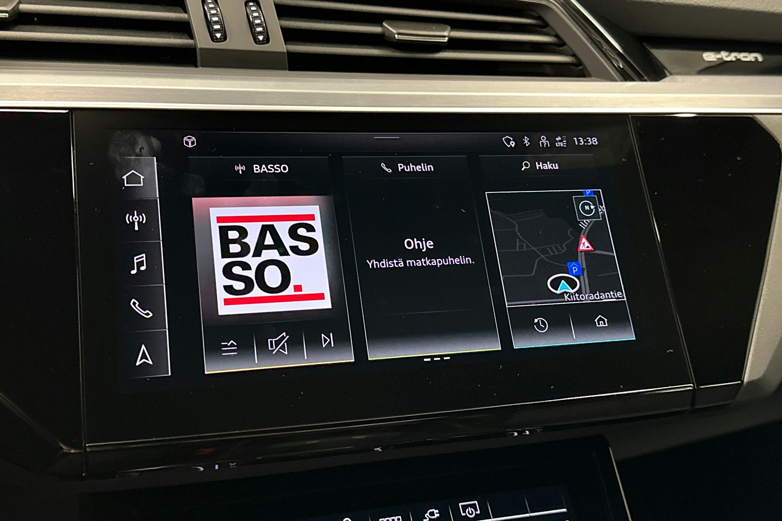harmaa Audi e-tron 2023 kuva 24.