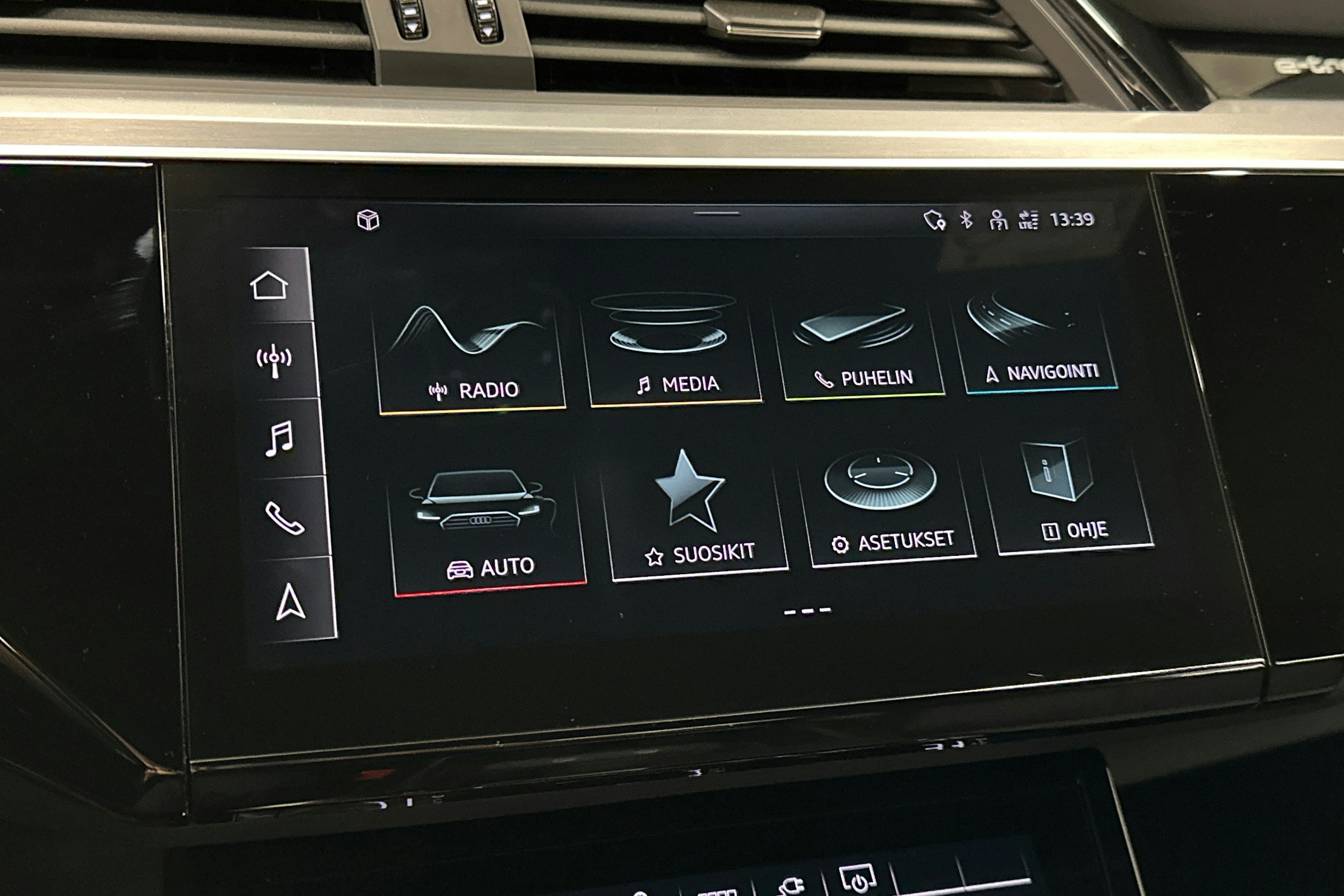 harmaa Audi e-tron 2023 kuva 26.