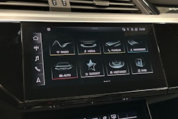 harmaa Audi e-tron 2023 kuva 26.