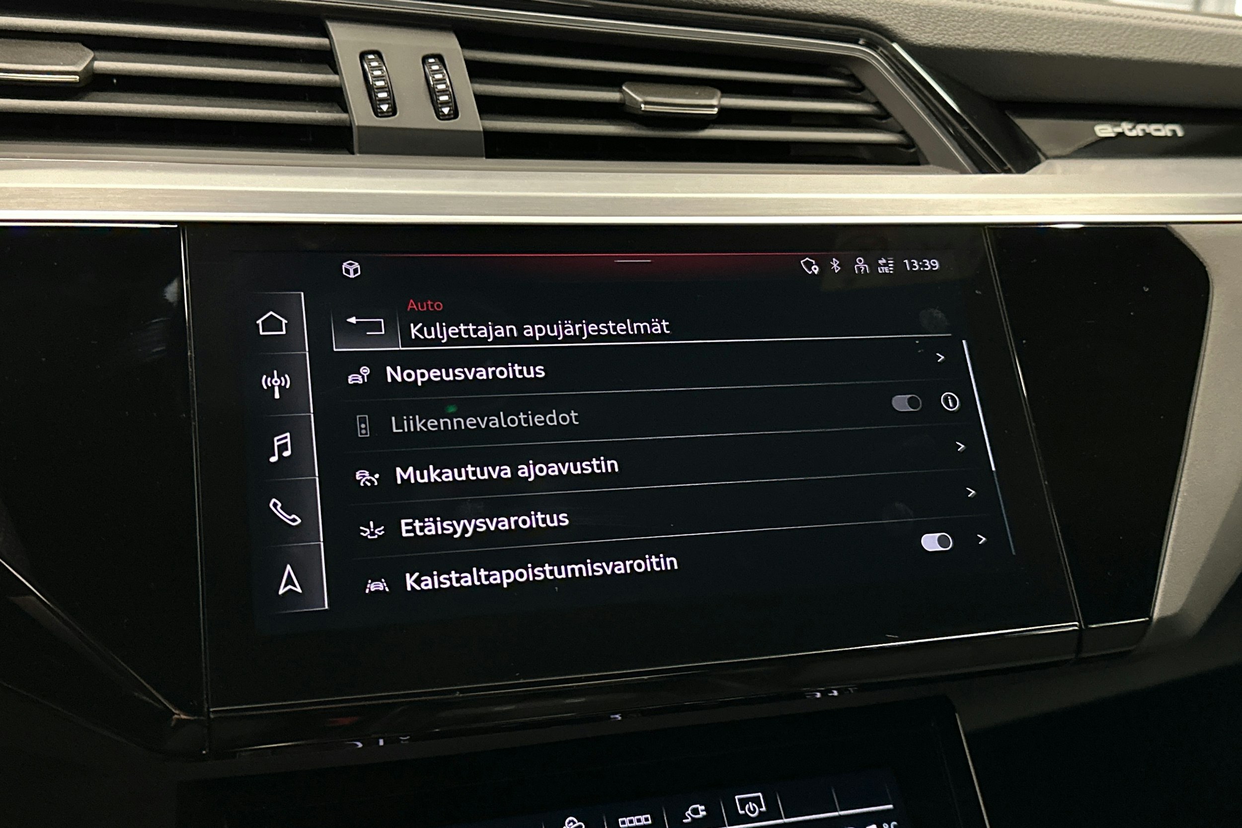 harmaa Audi e-tron 2023 kuva 27.