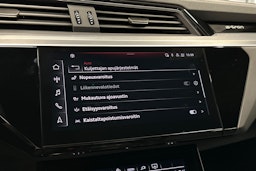 harmaa Audi e-tron 2023 kuva 27.