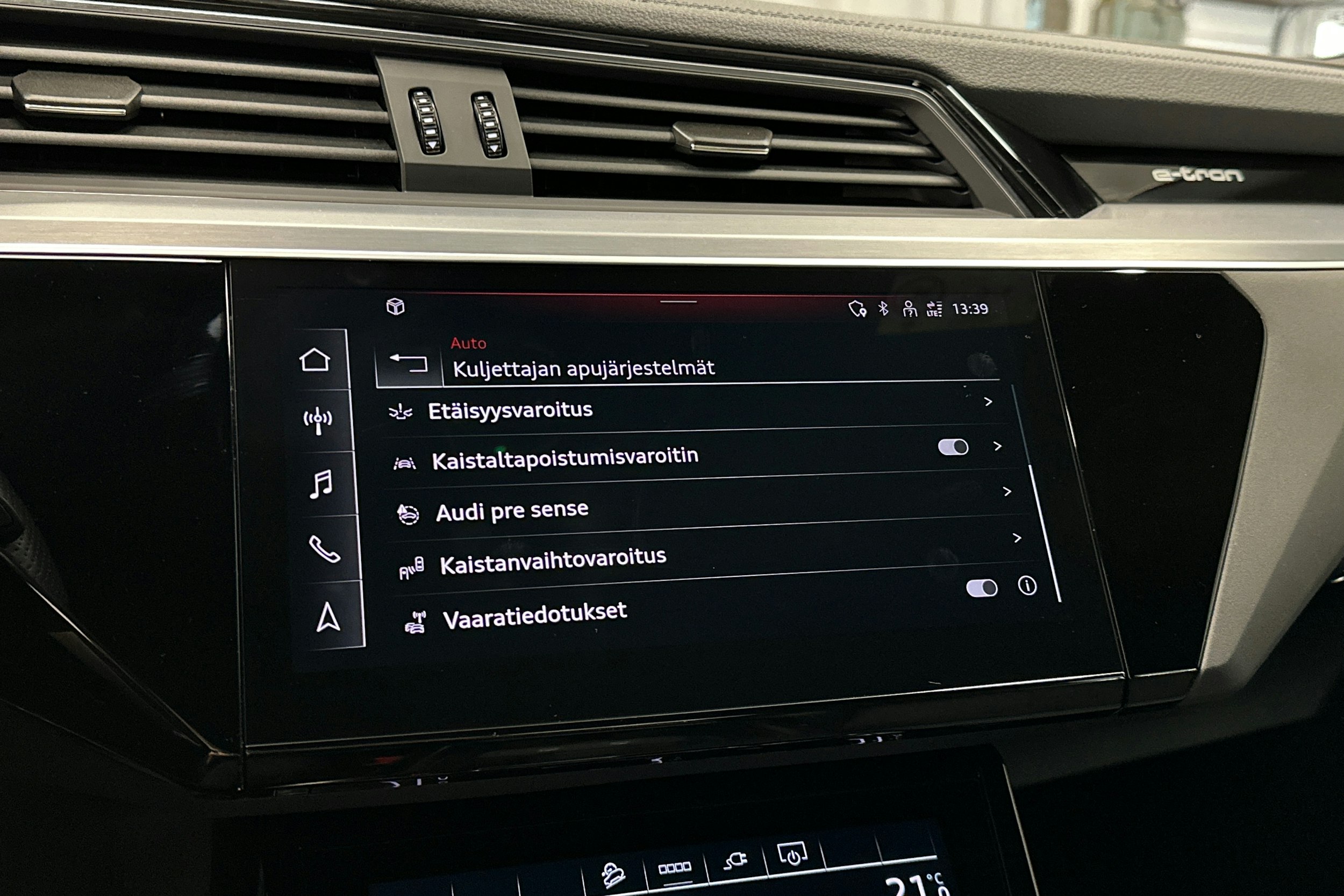 harmaa Audi e-tron 2023 kuva 28.