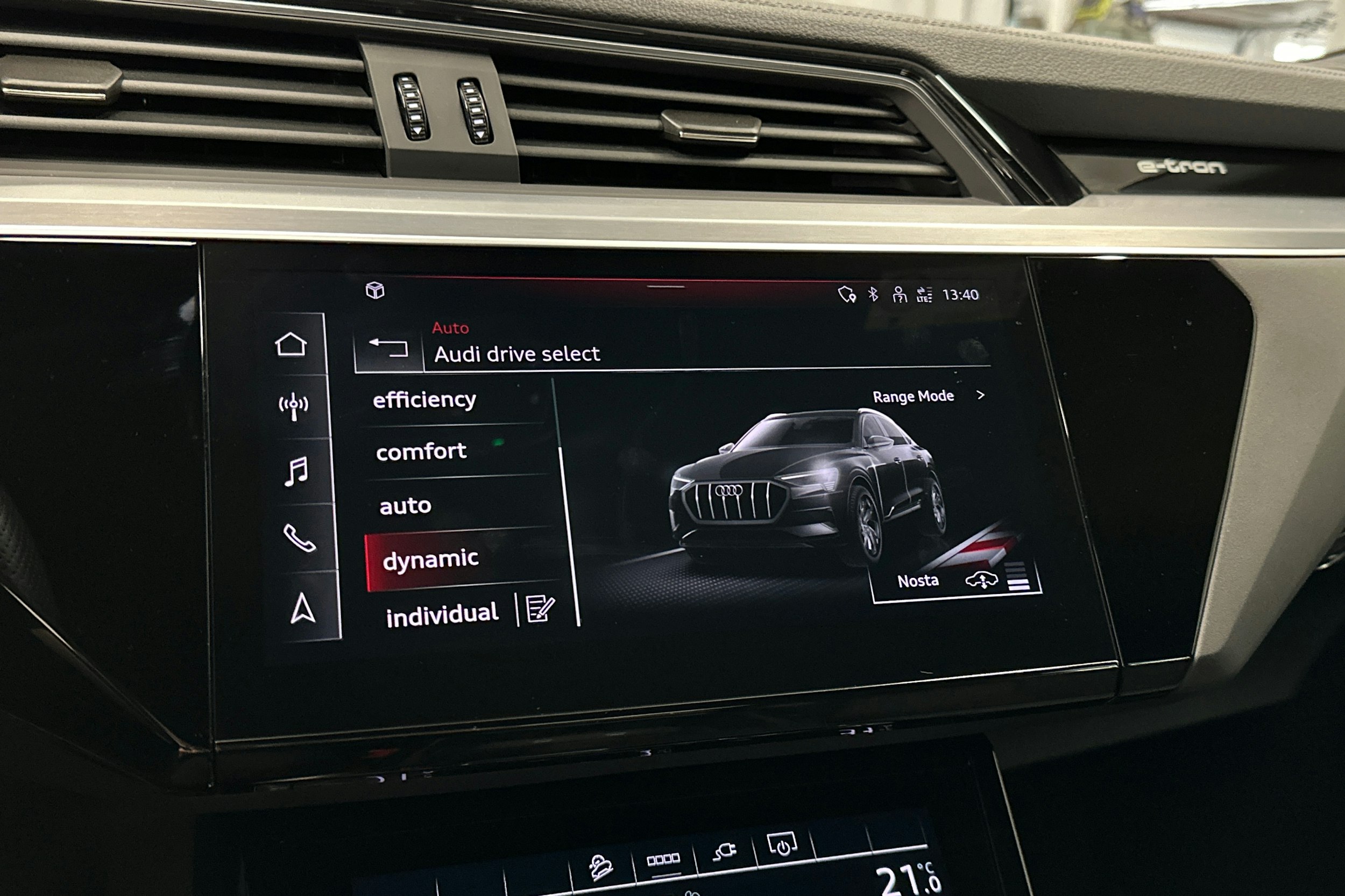 harmaa Audi e-tron 2023 kuva 30.