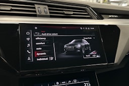harmaa Audi e-tron 2023 kuva 30.