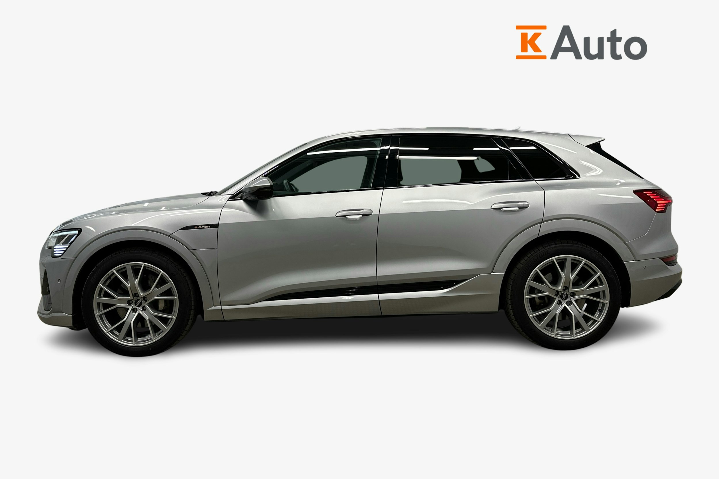 harmaa Audi e-tron 2023 kuva 5.