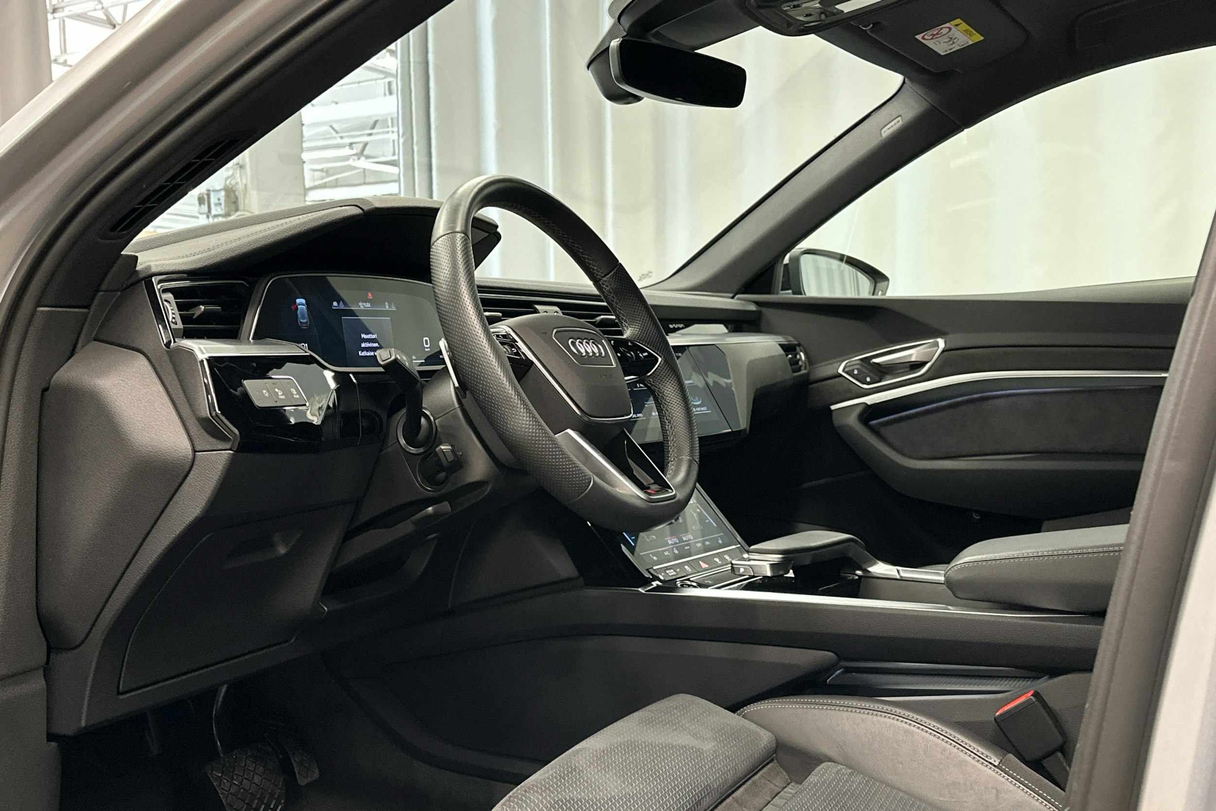 harmaa Audi e-tron 2023 kuva 6.