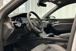 harmaa Audi e-tron 2023 kuva 6.