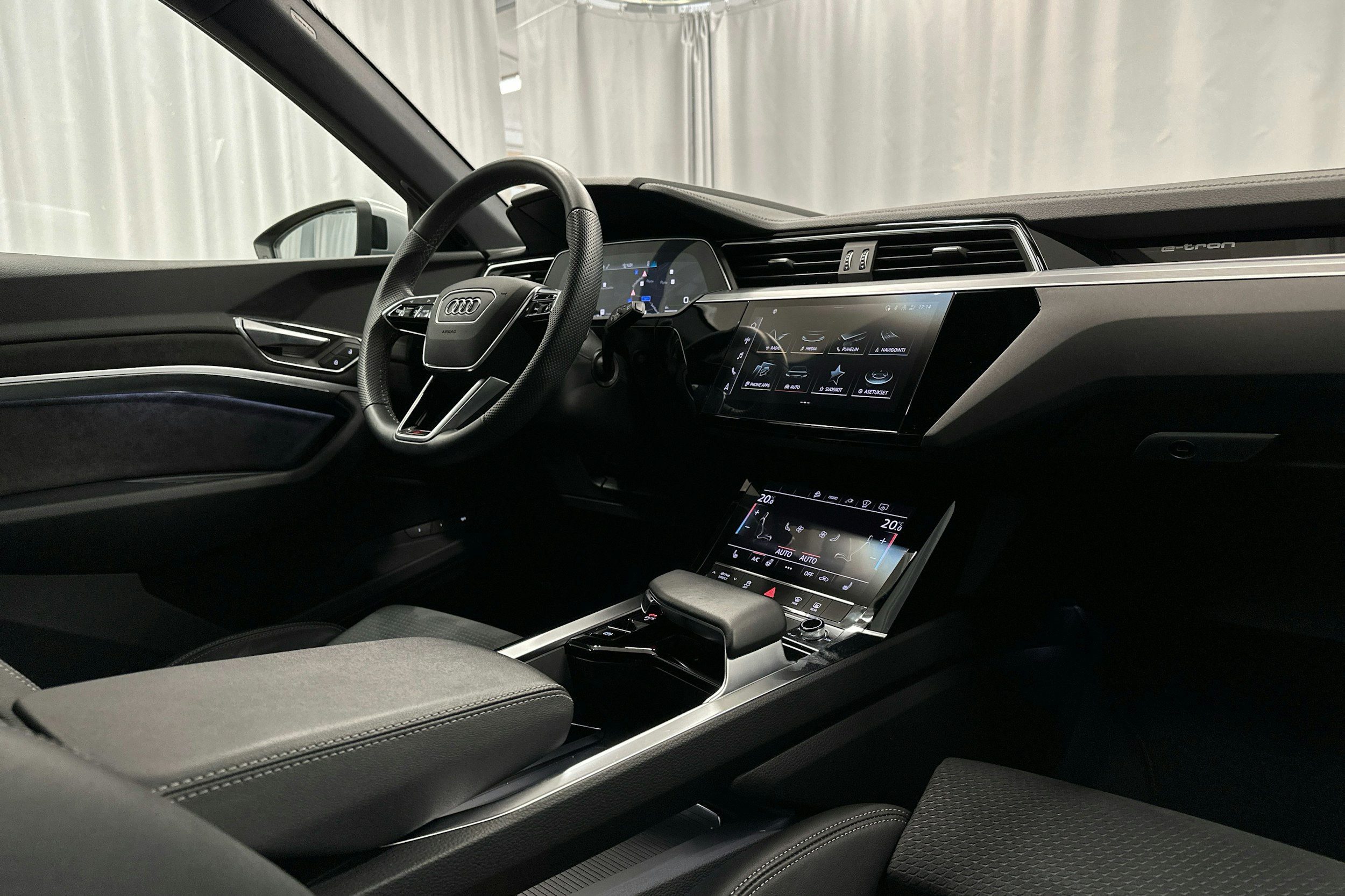 harmaa Audi e-tron 2023 kuva 7.