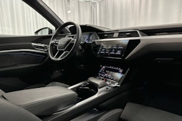 harmaa Audi e-tron 2023 kuva 7.
