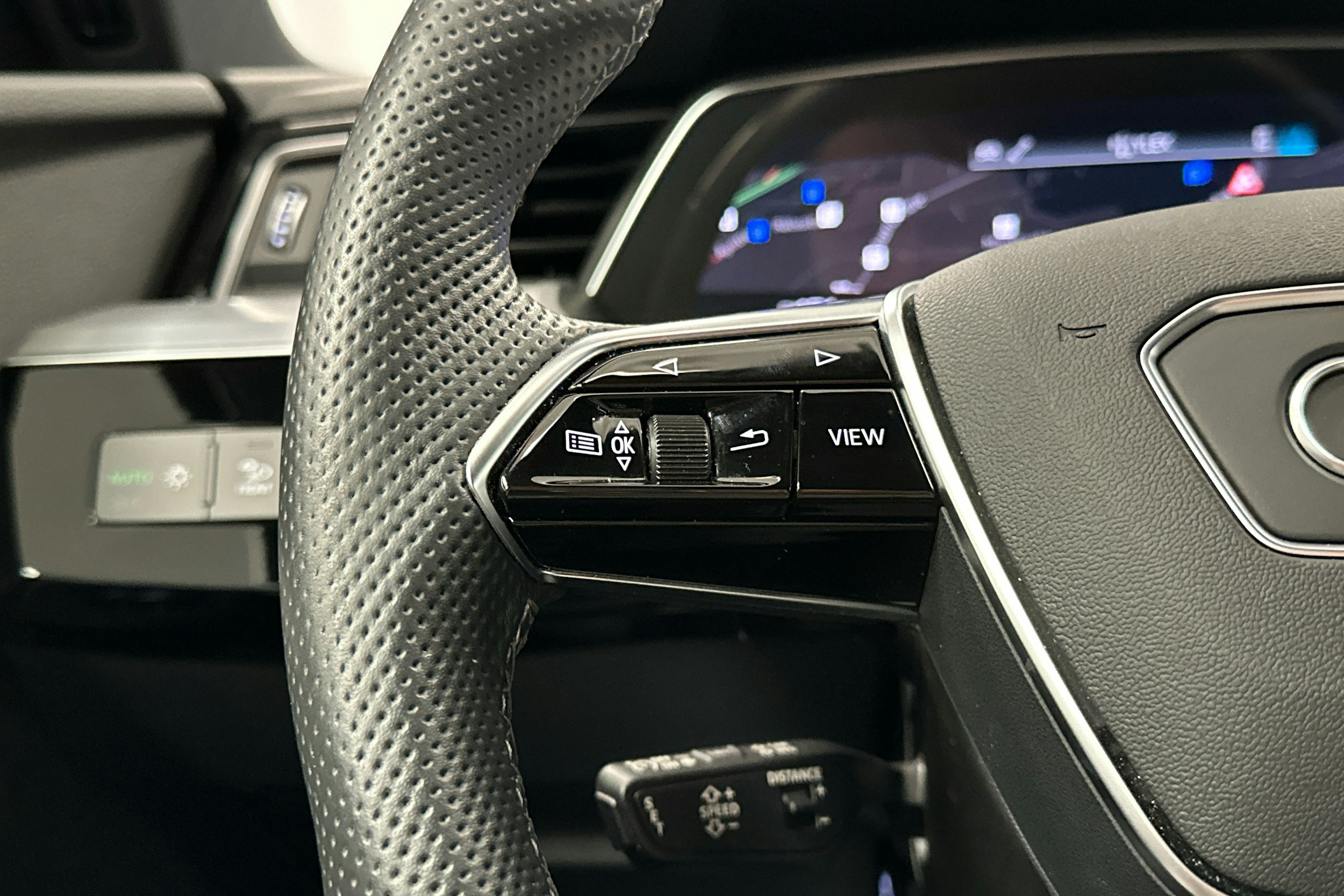 harmaa Audi e-tron 2023 kuva 9.