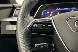harmaa Audi e-tron 2023 kuva 9.