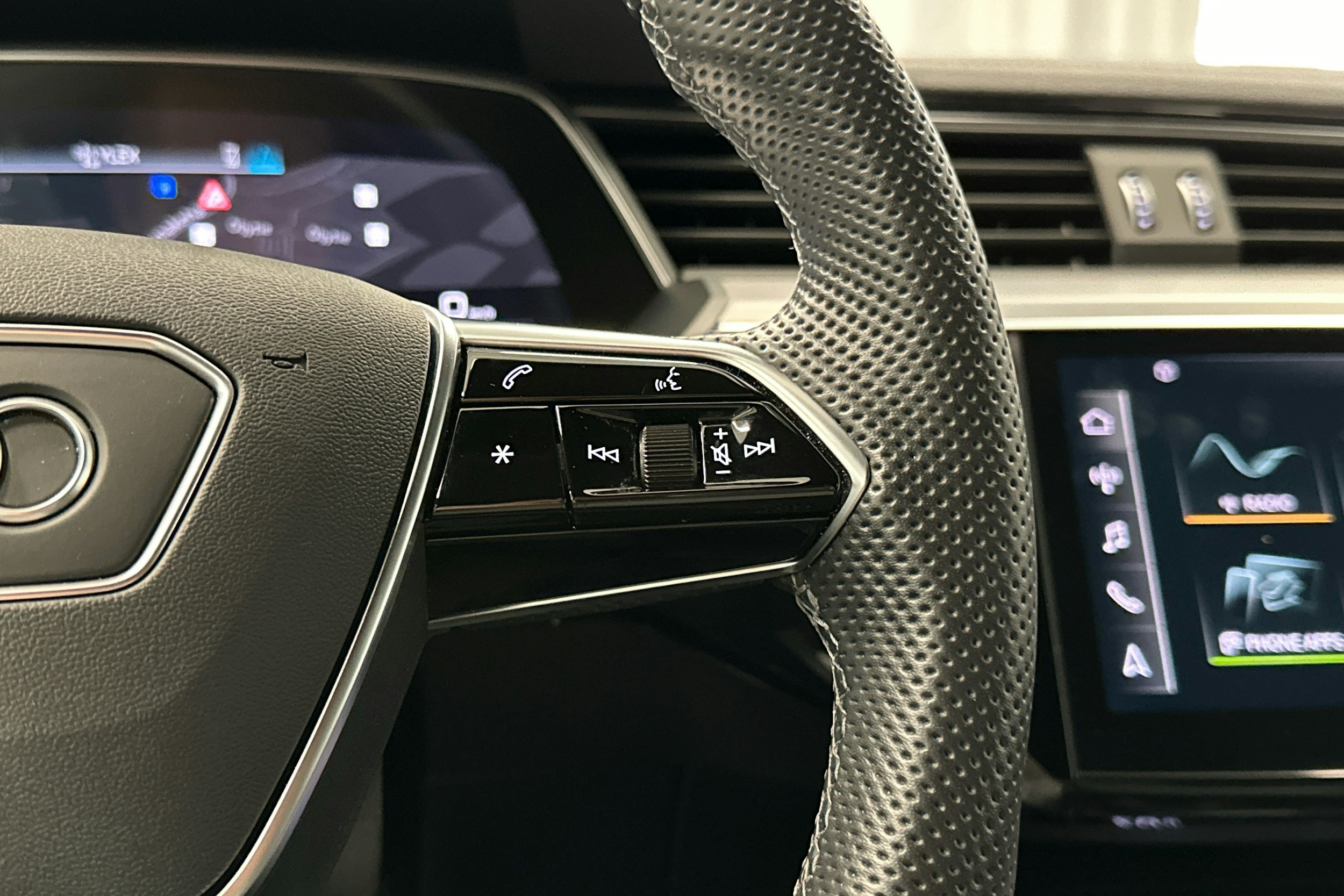 harmaa Audi e-tron 2023 kuva 10.
