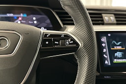 harmaa Audi e-tron 2023 kuva 10.