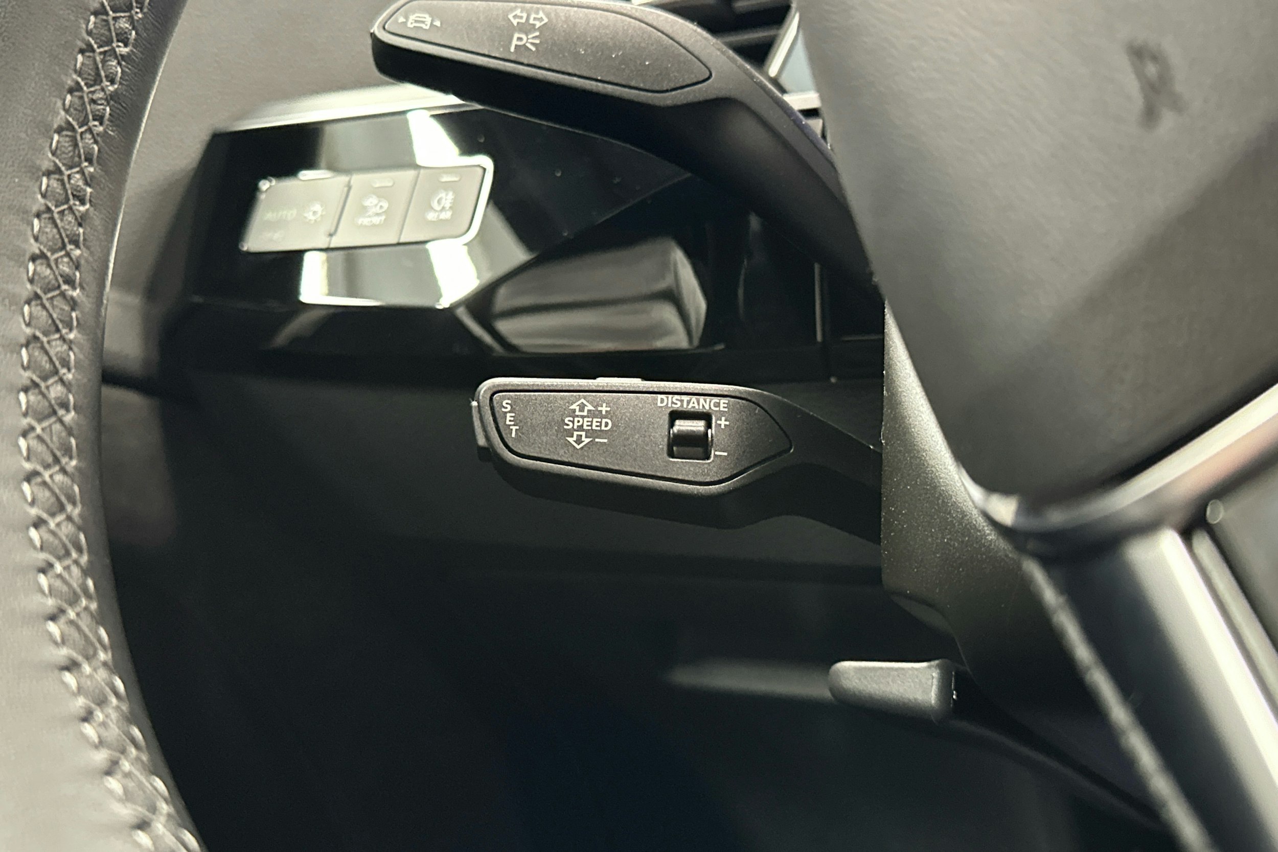 harmaa Audi e-tron 2023 kuva 11.