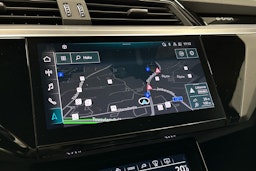 harmaa Audi e-tron 2023 kuva 14.