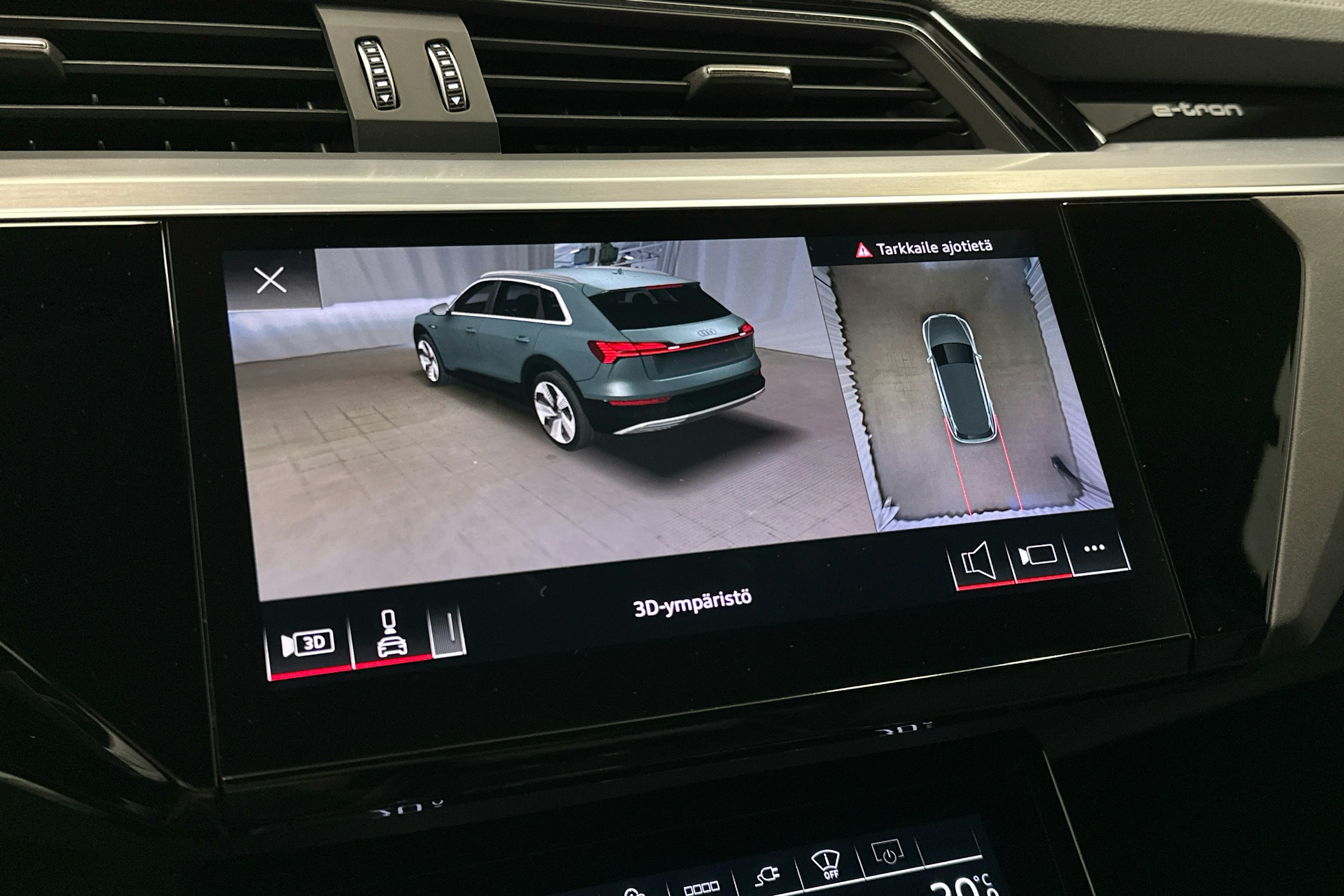 harmaa Audi e-tron 2023 kuva 15.