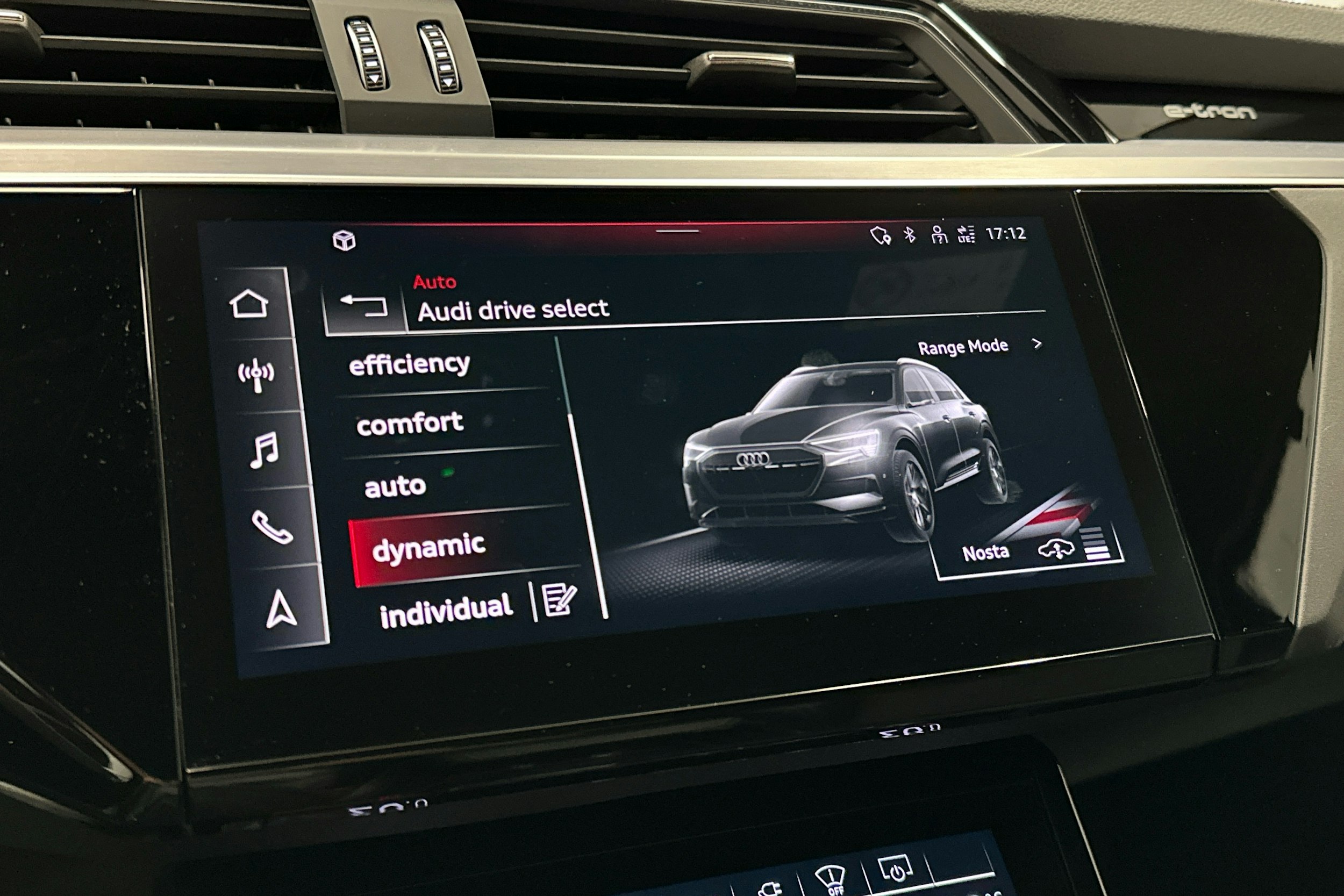 harmaa Audi e-tron 2023 kuva 17.