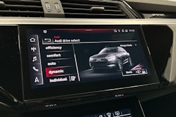 harmaa Audi e-tron 2023 kuva 17.