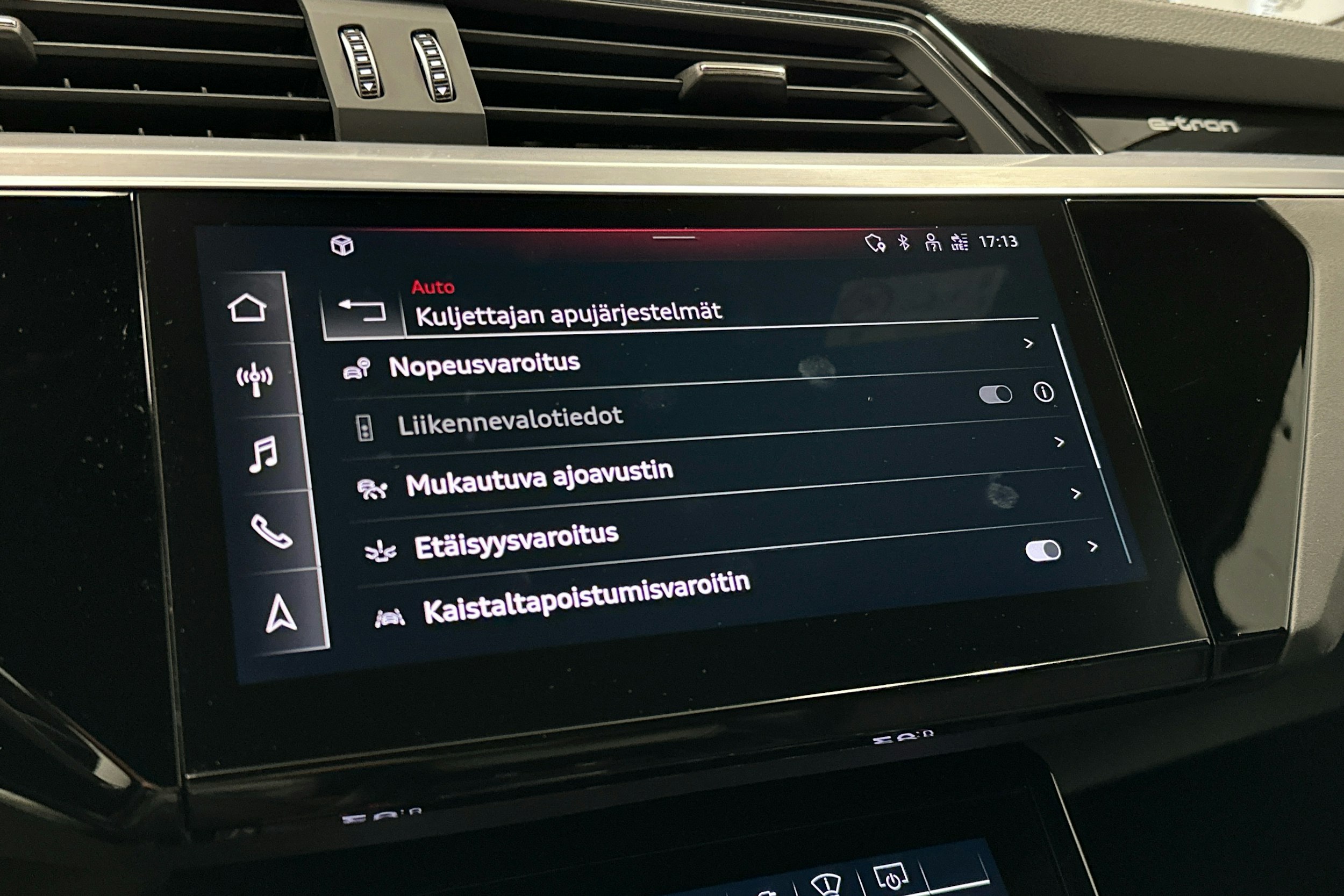 harmaa Audi e-tron 2023 kuva 20.