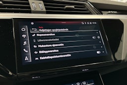harmaa Audi e-tron 2023 kuva 20.