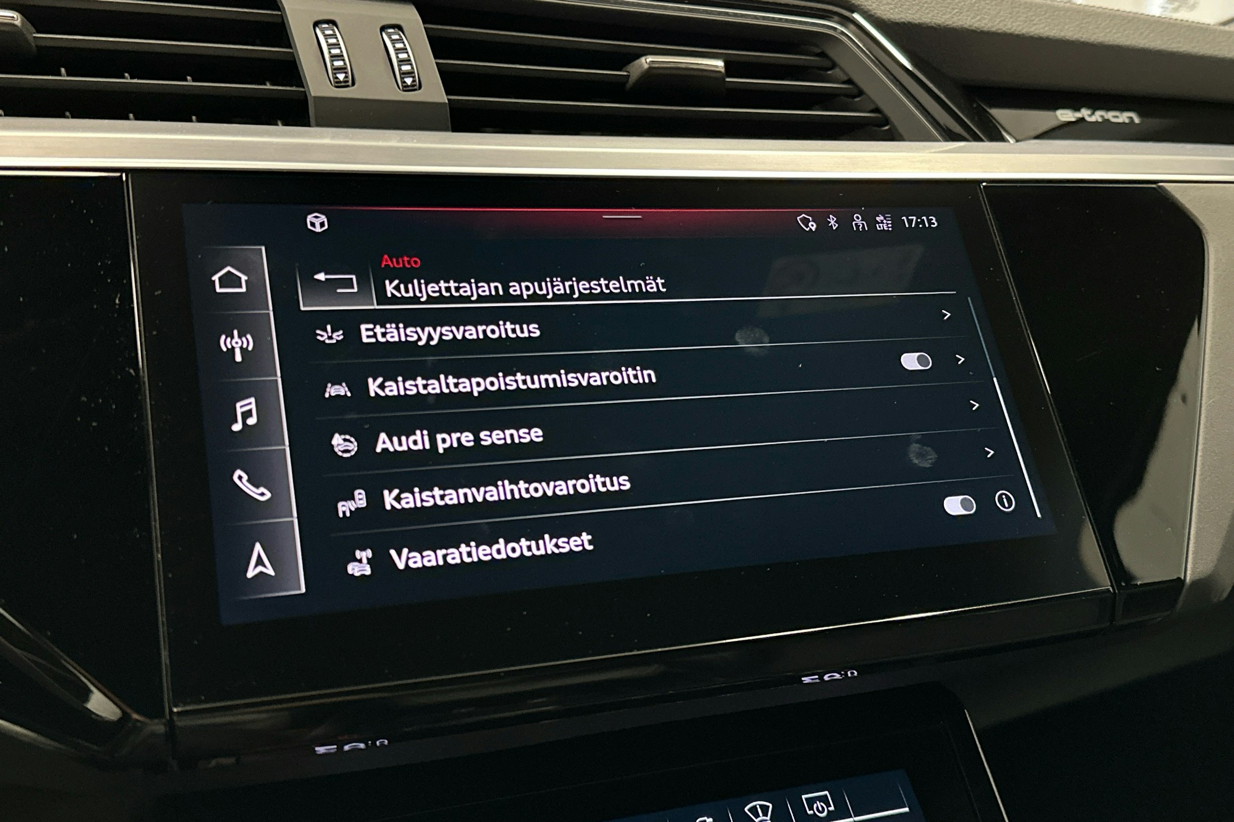 harmaa Audi e-tron 2023 kuva 21.