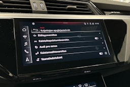 harmaa Audi e-tron 2023 kuva 21.