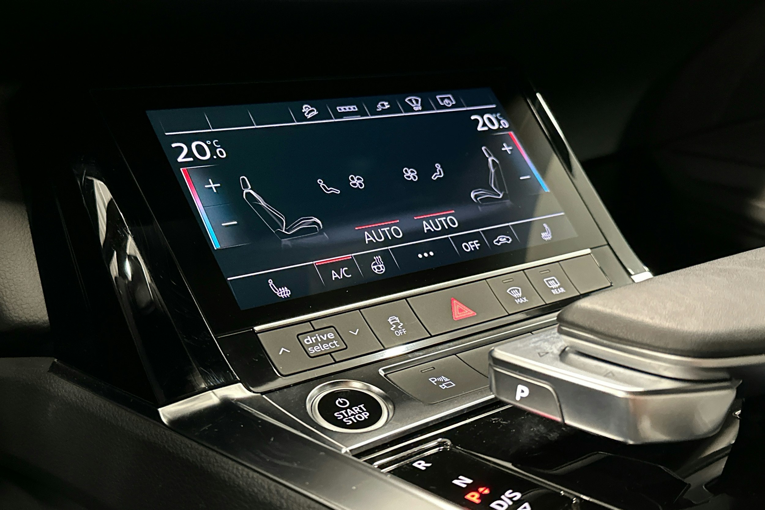 harmaa Audi e-tron 2023 kuva 22.