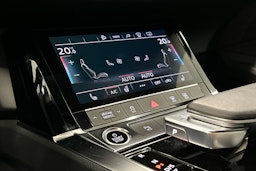 harmaa Audi e-tron 2023 kuva 22.
