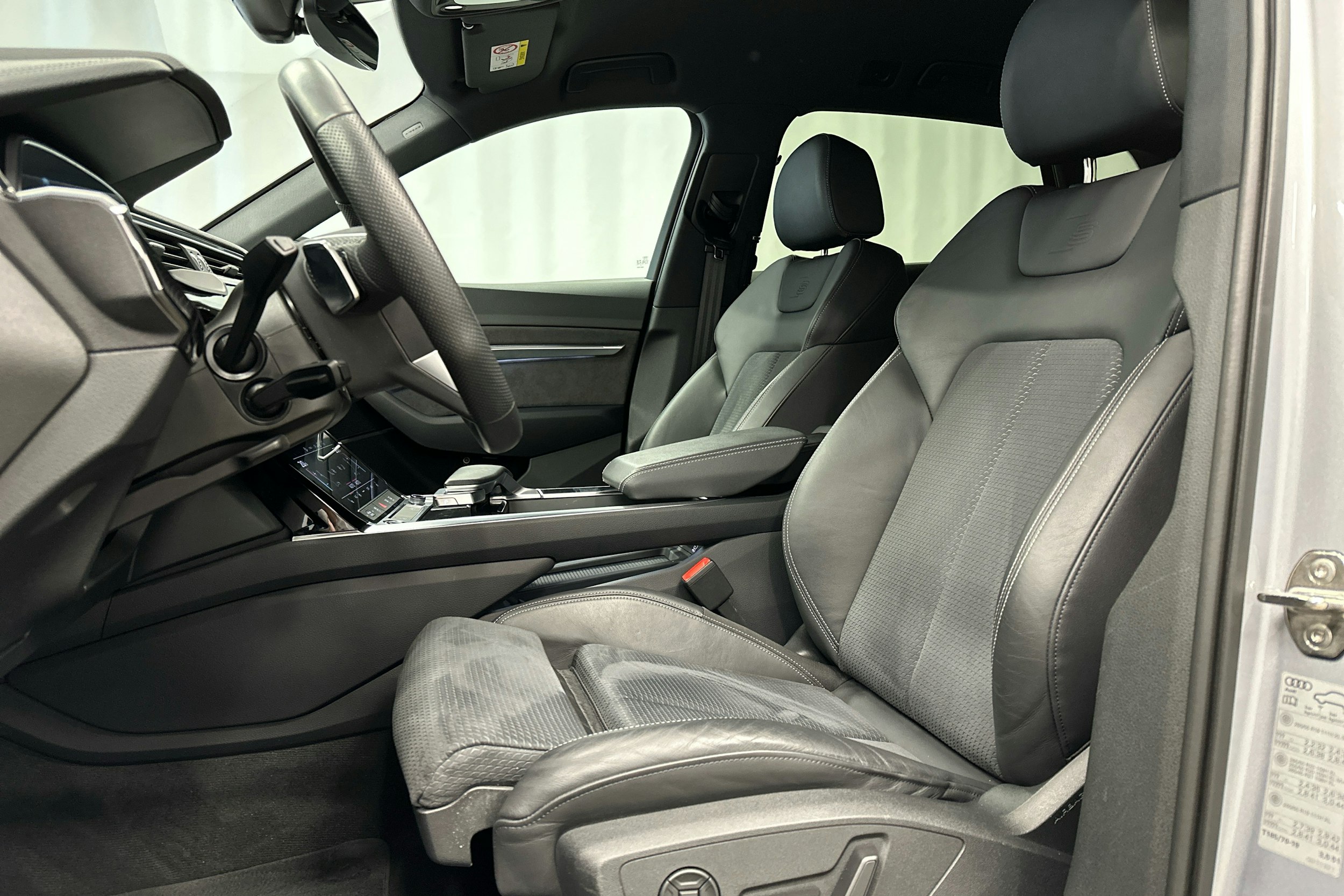 harmaa Audi e-tron 2023 kuva 23.