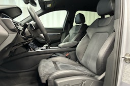 harmaa Audi e-tron 2023 kuva 23.
