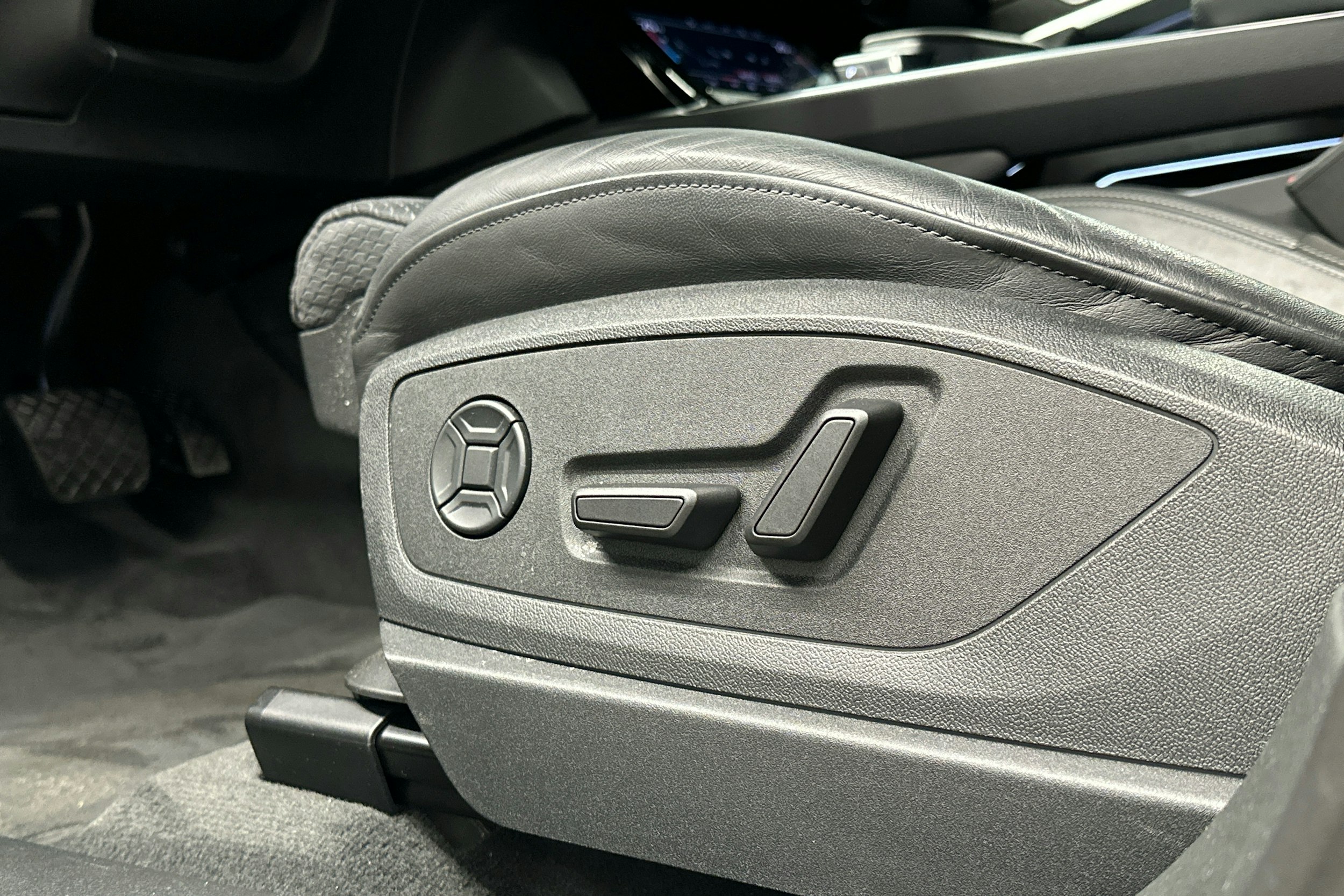 harmaa Audi e-tron 2023 kuva 24.