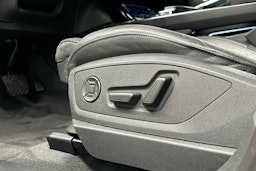 harmaa Audi e-tron 2023 kuva 24.