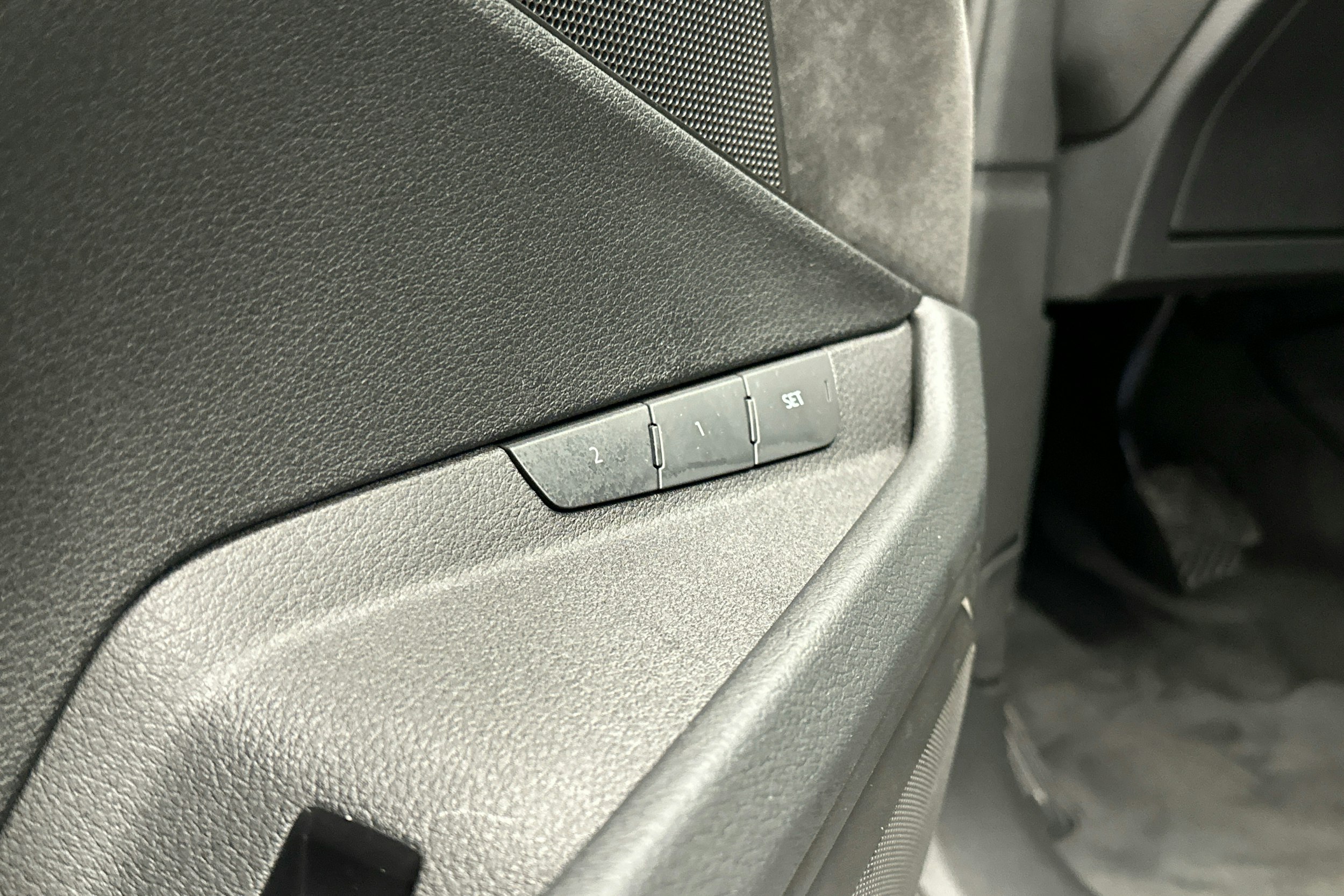 harmaa Audi e-tron 2023 kuva 25.