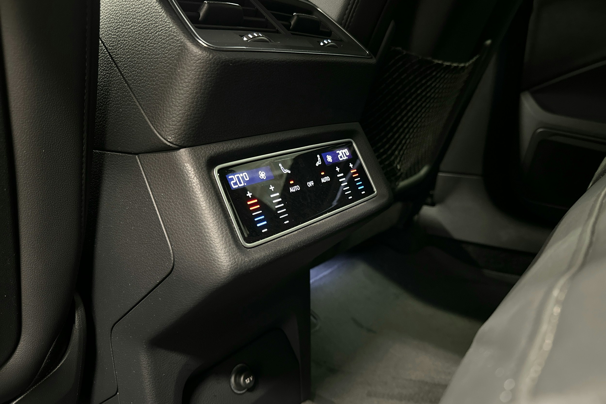 harmaa Audi e-tron 2023 kuva 27.