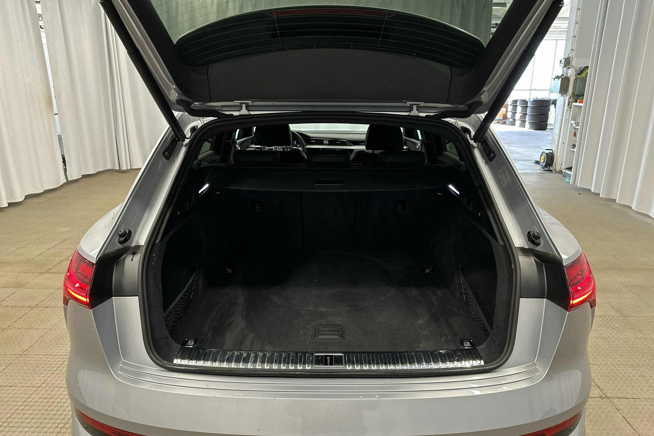 harmaa Audi e-tron 2023 kuva 28.