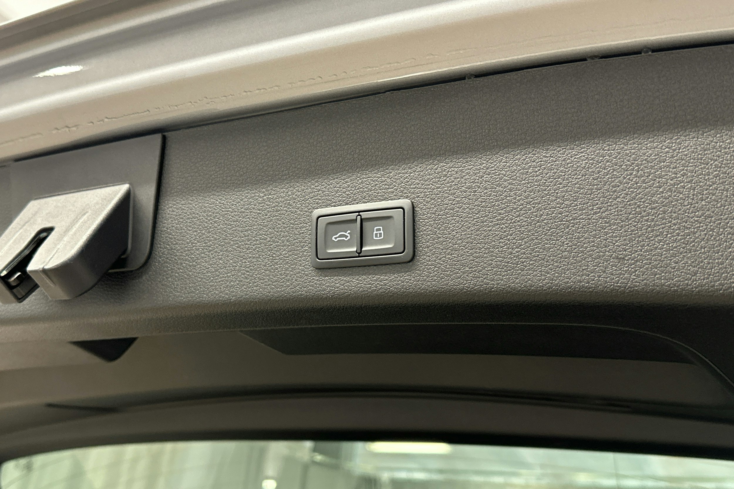 harmaa Audi e-tron 2023 kuva 29.