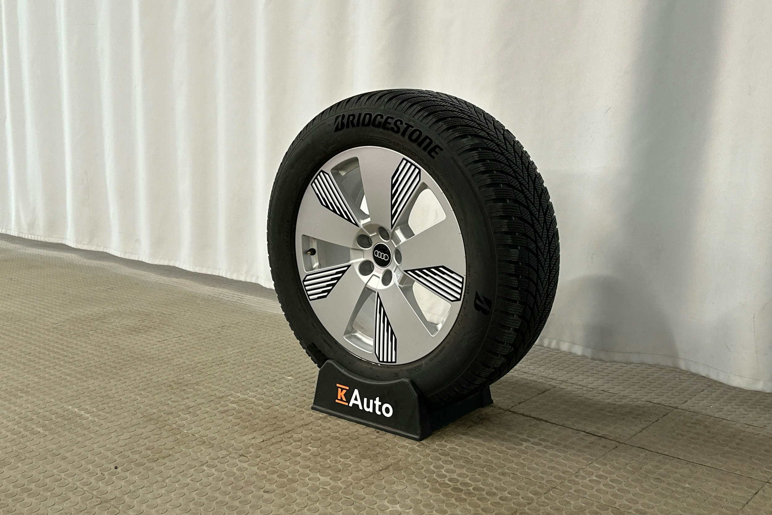 harmaa Audi e-tron 2023 kuva 31.