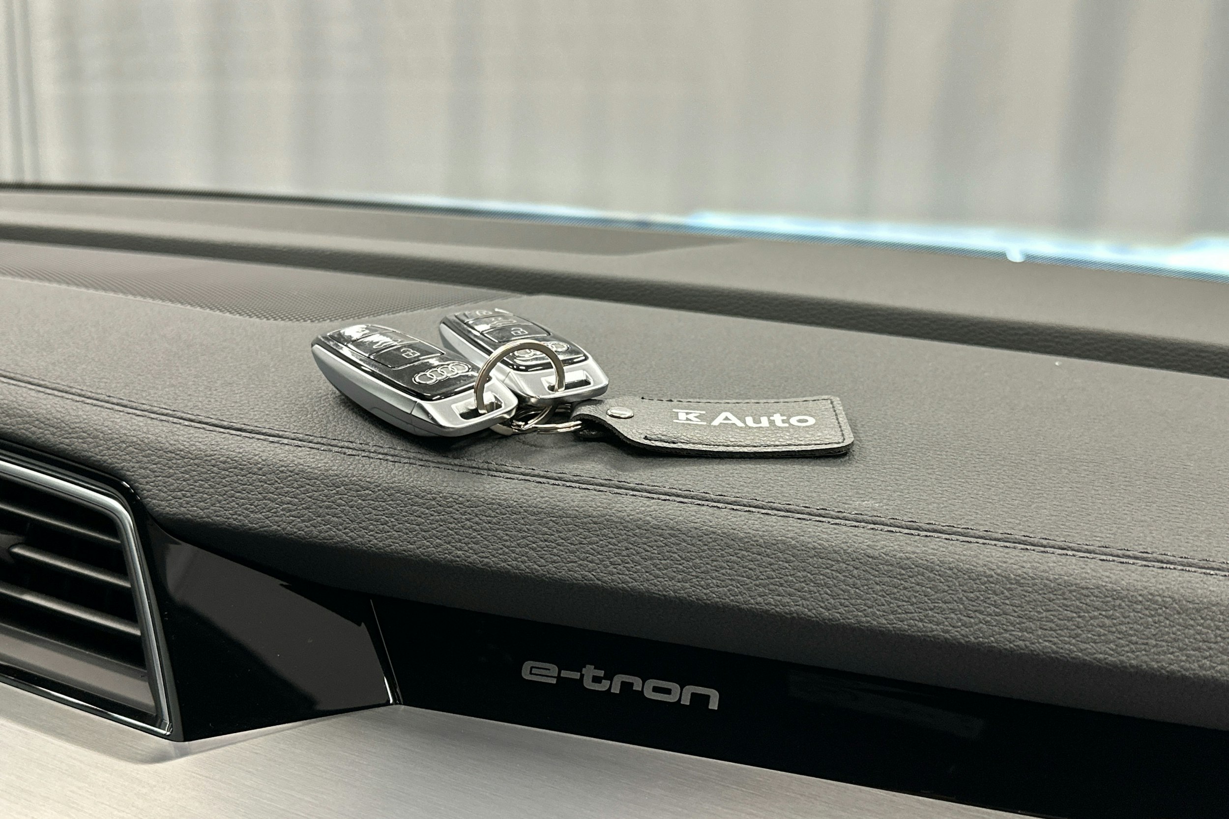 harmaa Audi e-tron 2023 kuva 32.