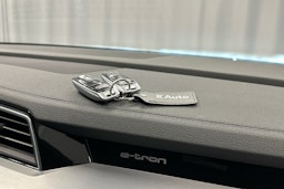 harmaa Audi e-tron 2023 kuva 32.