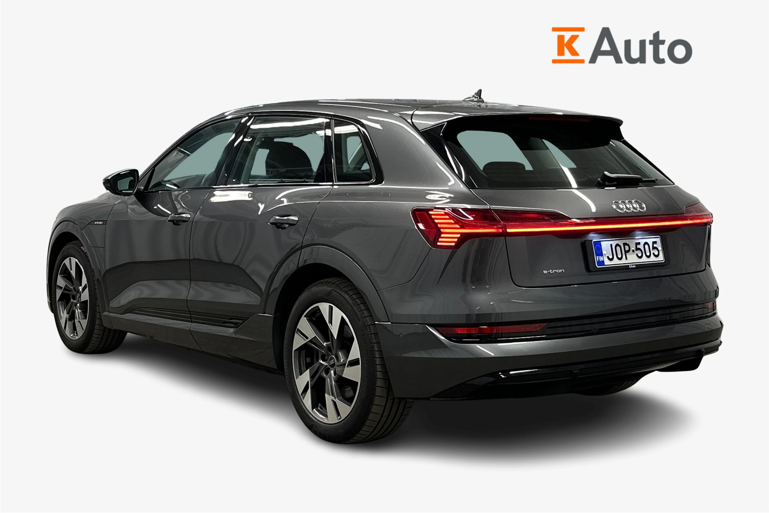 harmaa Audi e-tron 2023 kuva 3.