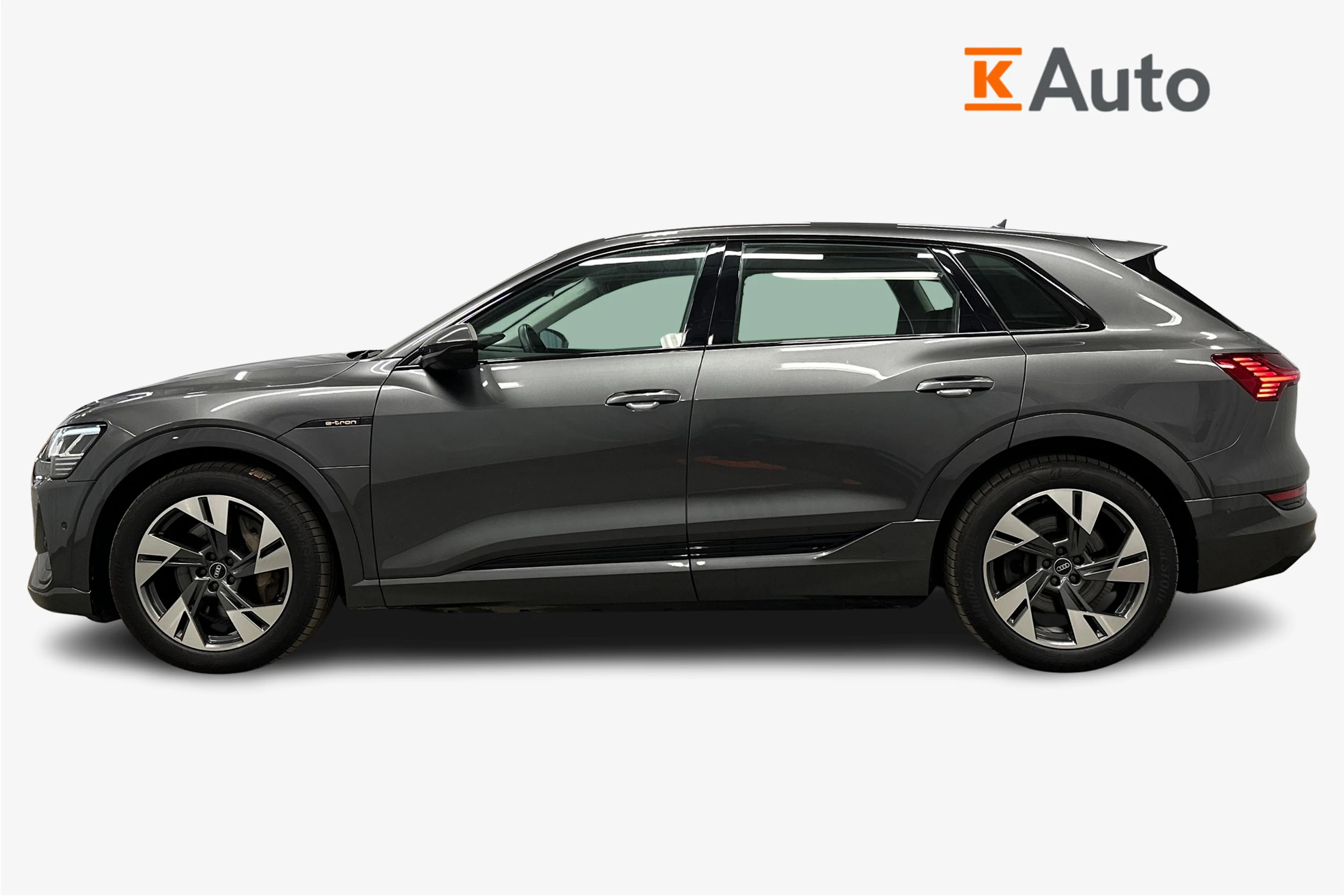 harmaa Audi e-tron 2023 kuva 7.