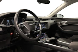 harmaa Audi e-tron 2023 kuva 8.