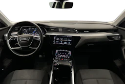harmaa Audi e-tron 2023 kuva 9.