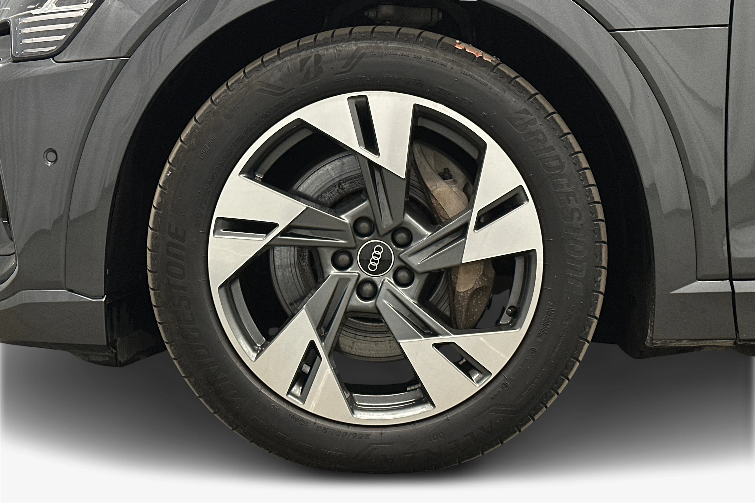 harmaa Audi e-tron 2023 kuva 12.