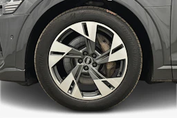 harmaa Audi e-tron 2023 kuva 12.