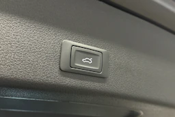 harmaa Audi e-tron 2023 kuva 16.