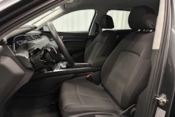 harmaa Audi e-tron 2023 kuva 17.