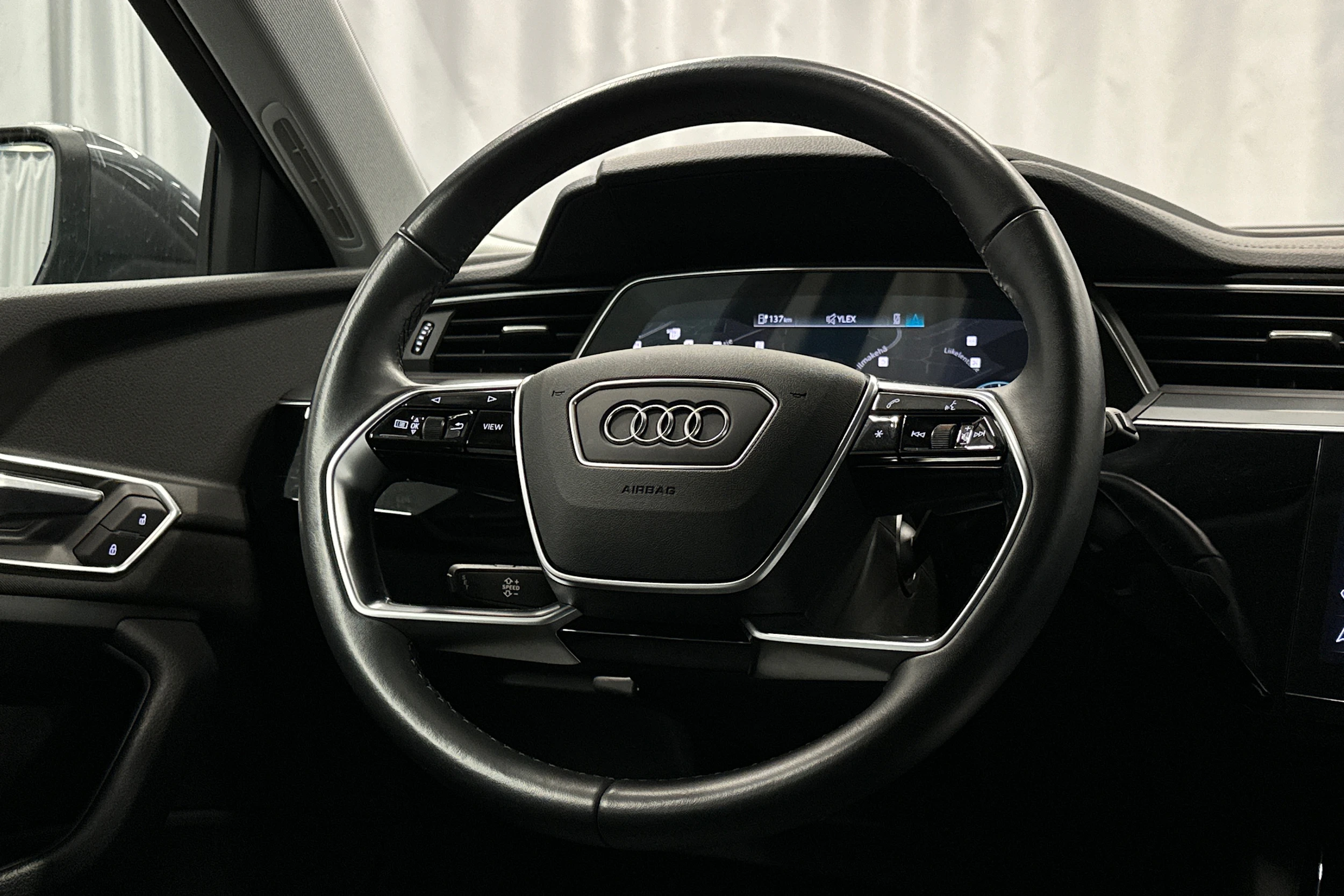 harmaa Audi e-tron 2023 kuva 18.