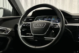 harmaa Audi e-tron 2023 kuva 18.