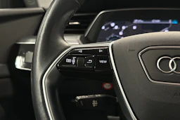harmaa Audi e-tron 2023 kuva 19.